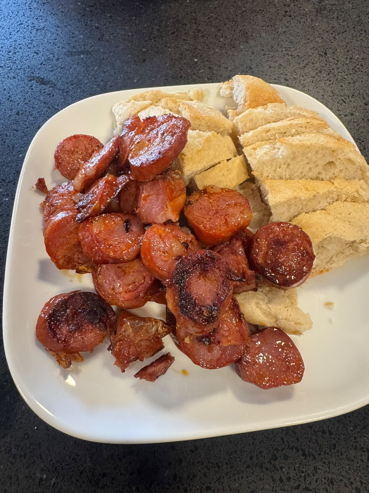 Chouriço assado servido com pão português