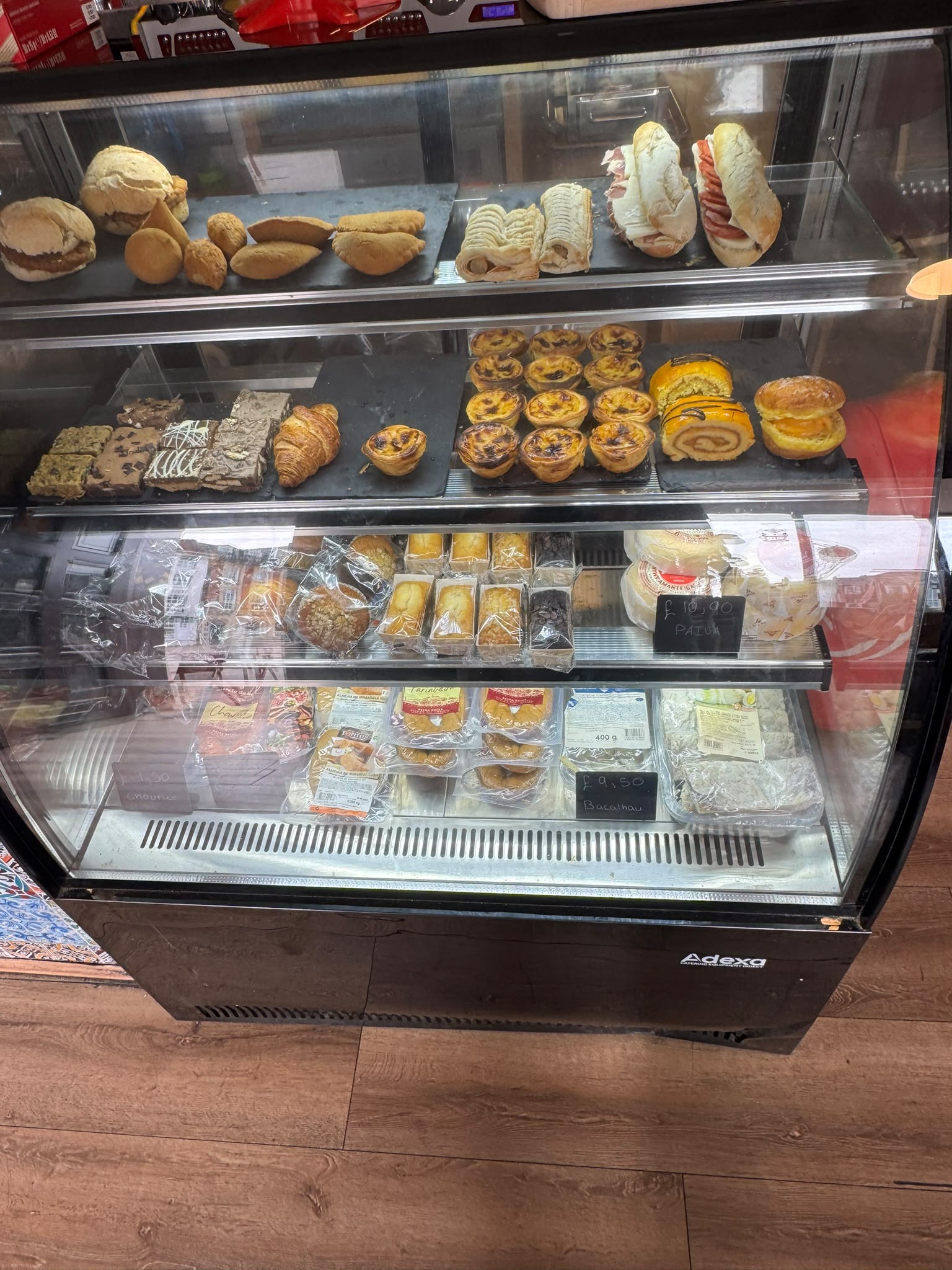 Balcão do Praça com pastéis de nata, sandes e bolos