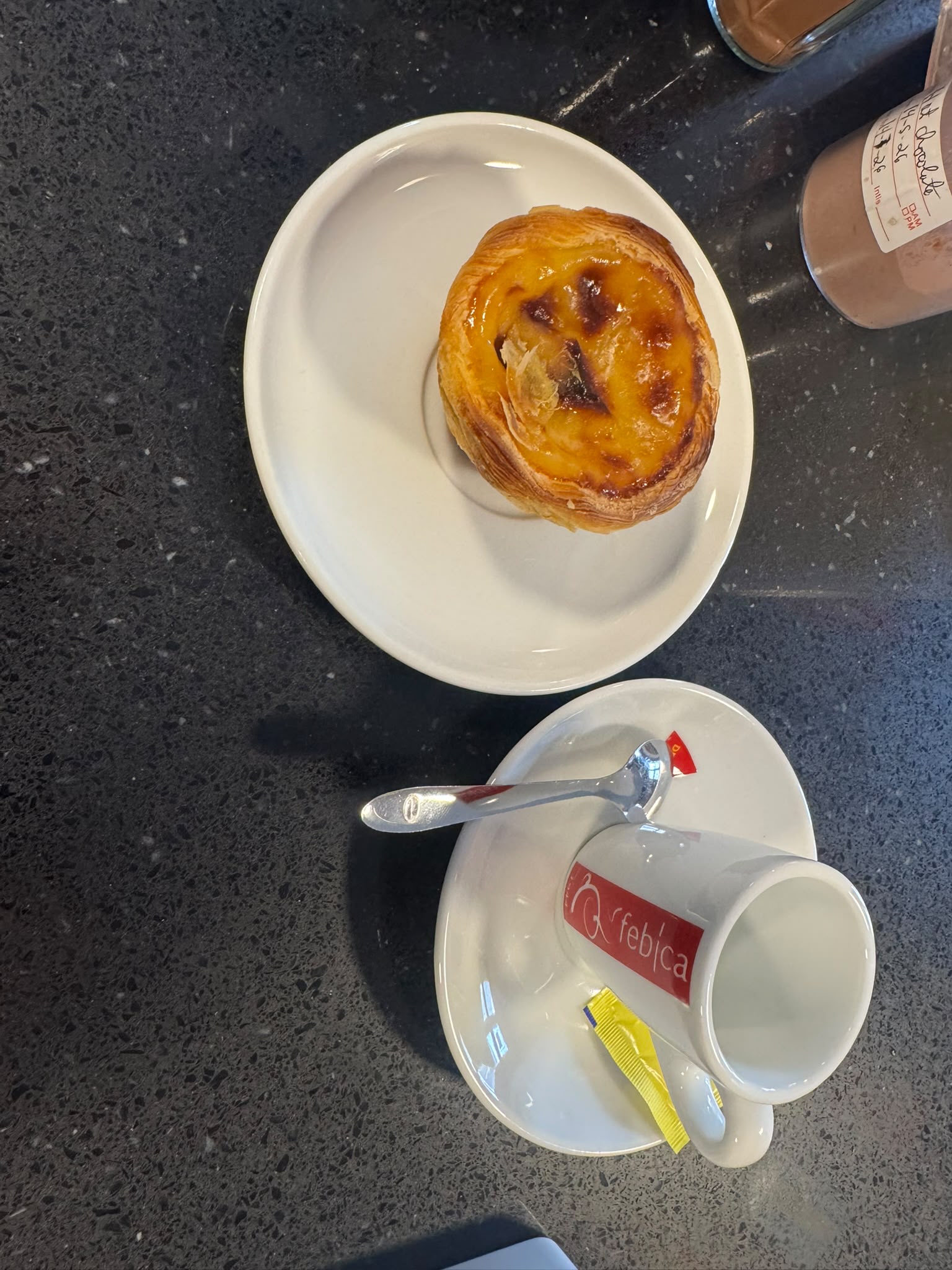 Pastel de nata servido com um café expresso
