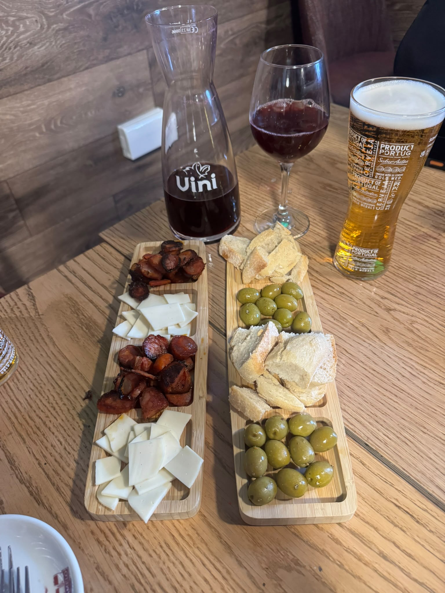 Tábuas de tapas portuguesas com vinho e cerveja