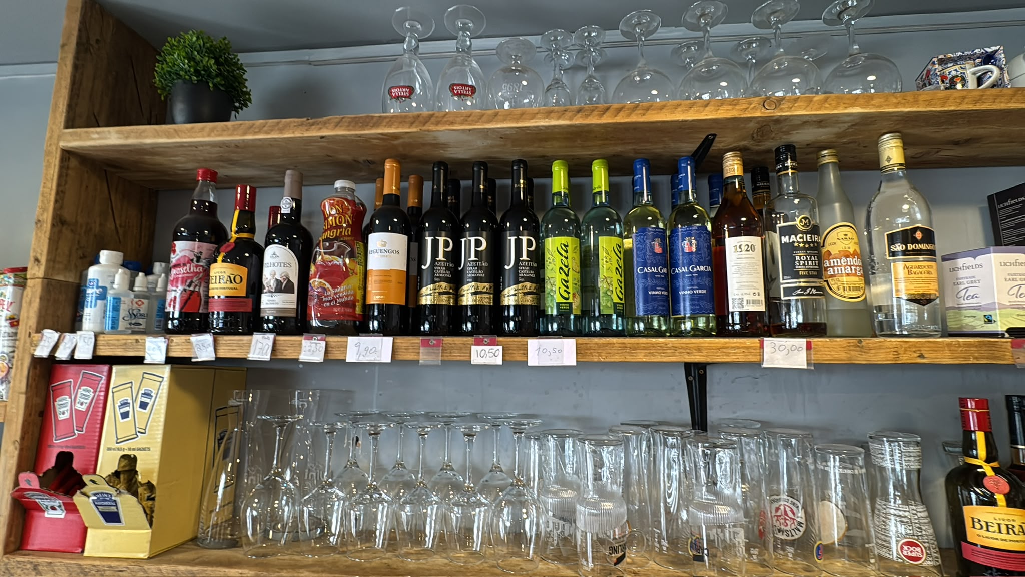 Prateleira de vinhos e licores portugueses no Praça